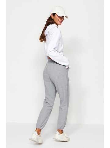trendyol Sweathose in Hellgrau