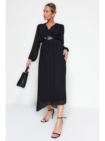 trendyol Plisseekleid in Schwarz