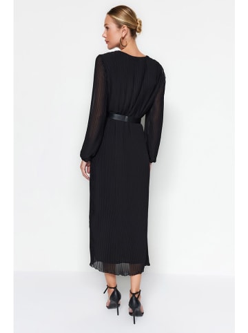 trendyol Plisseekleid in Schwarz