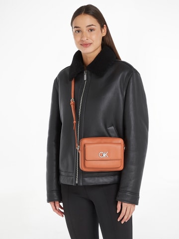Calvin Klein Umhängetasche in Orange - (B)20,5 x (H)16 x (T)5 cm