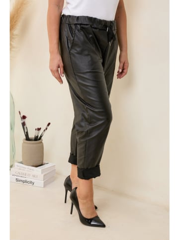 Curvy Lady Kunstlederhose in Schwarz