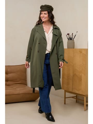 Curvy Lady Trenchcoat in Khaki
