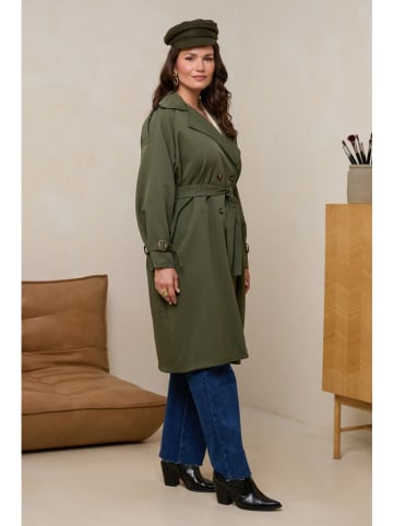 Curvy Lady Trenchcoat in Khaki
