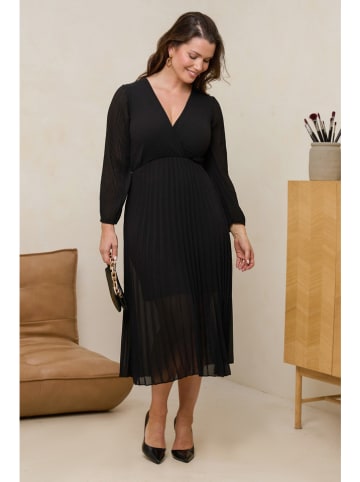 Curvy Lady Plissekleid in Schwarz