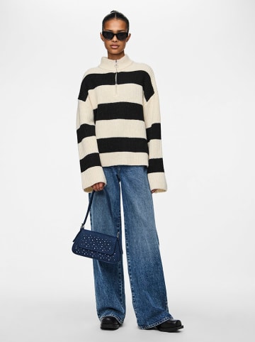Pieces Sweter "Nalini" w kolorze kremowo-czarnym