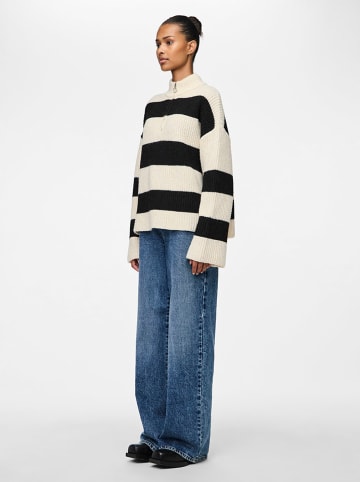 Pieces Sweter "Nalini" w kolorze kremowo-czarnym