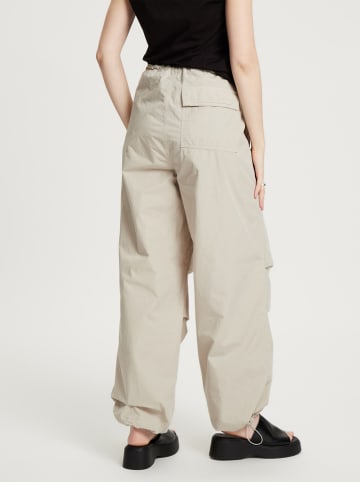 Cross Jeans Spodnie w kolorze beżowym