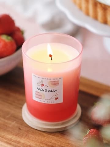 AVA & MAY Duftkerze "Strawberry Cheesecake" in Rot - 180 g
