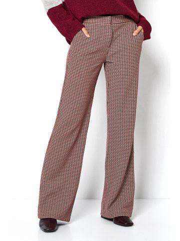 Toni Hose in Rot