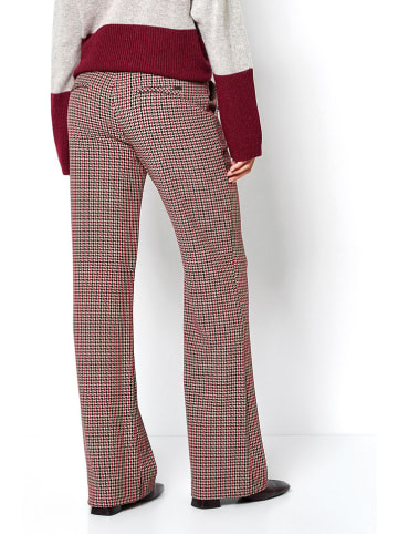 Toni Hose in Rot