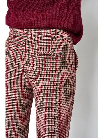 Toni Hose in Rot