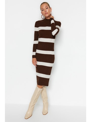trendyol Strickkleid in Dunkelbraun/ Creme