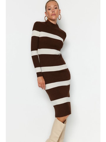 trendyol Strickkleid in Dunkelbraun/ Creme