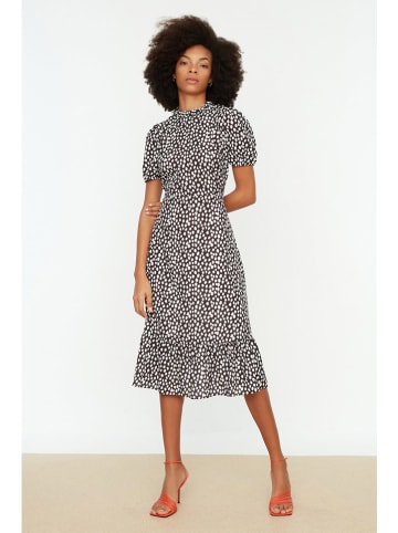trendyol Kleid in Schwarz/ Weiß