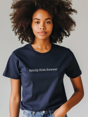 WOOOP Shirt "Family First Forever" donkerblauw