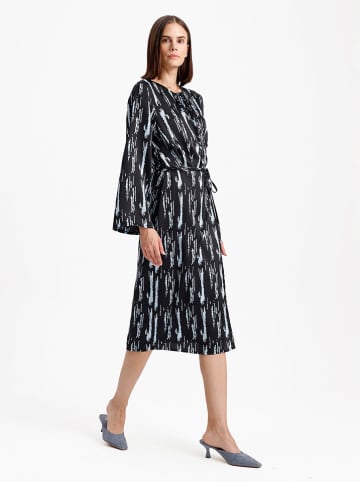 BGN Kleid in Schwarz/ Hellblau