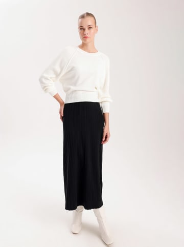 BGN Sweter w kolorze kremowym