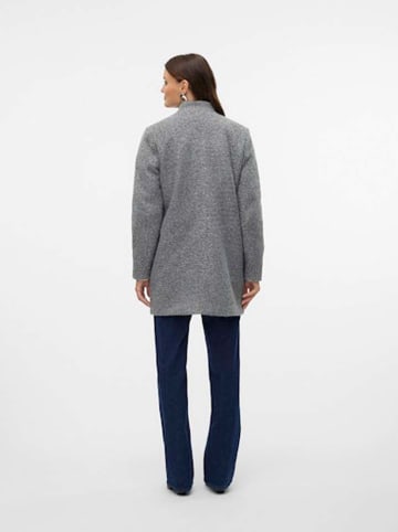 Vero Moda Płaszcz "Katrine" w kolorze szarym