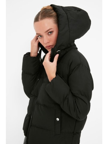 trendyol Winterjacke in Schwarz
