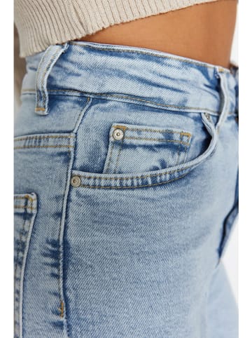 trendyol Dżinsy - Flare fit - w kolorze błękitnym