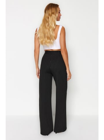 trendyol Marlenehose in Schwarz