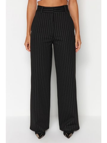 trendyol Marlenehose in Schwarz