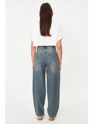 trendyol Dżinsy - Mom fit - w kolorze błękitnym