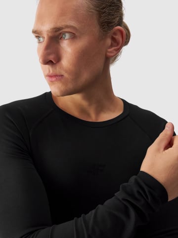 4F Podkoszulek termiczny w kolorze czarnym