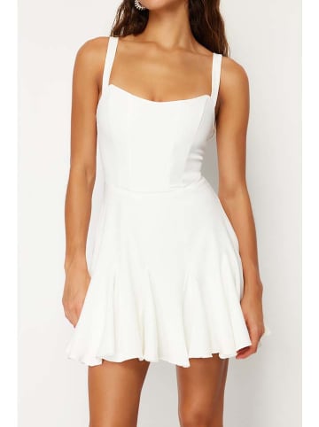 trendyol Kleid in Creme