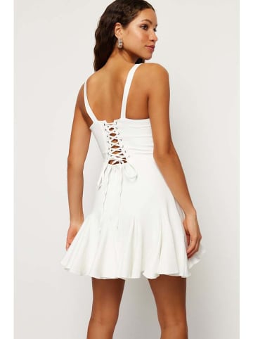 trendyol Kleid in Creme