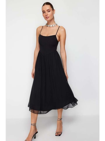 trendyol Kleid in Schwarz