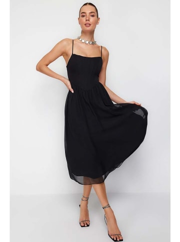 trendyol Kleid in Schwarz