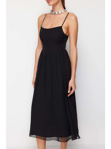 trendyol Kleid in Schwarz