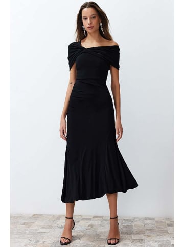 trendyol Kleid in Schwarz
