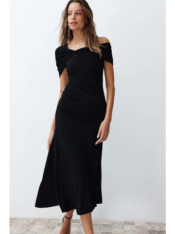 trendyol Kleid in Schwarz