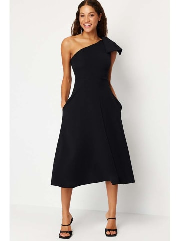 trendyol Kleid in Schwarz