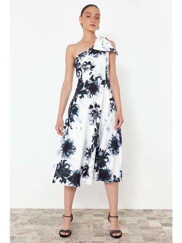 trendyol Kleid in Weiß/ Dunkelblau