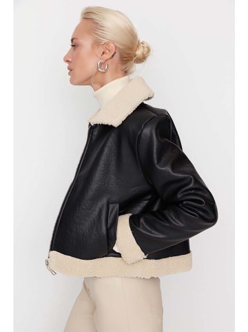 trendyol Übergangsjacke in Schwarz/ Creme