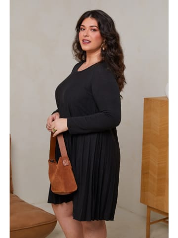 Curvy Lady Sukienka w kolorze czarnym