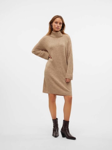 Vero Moda Sukienka dzianinowa w kolorze beżowym