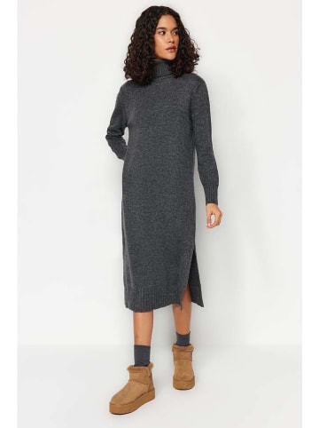 trendyol Kleid in Grau
