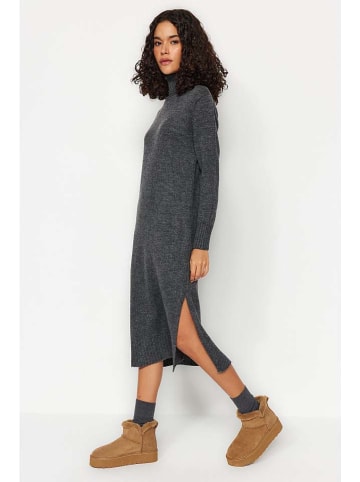 trendyol Kleid in Grau