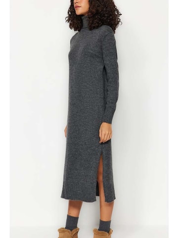 trendyol Kleid in Grau