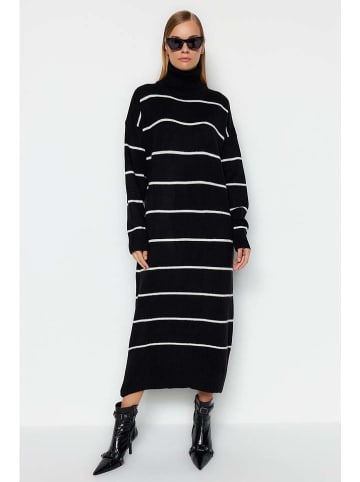 trendyol Kleid in Schwarz/ Weiß
