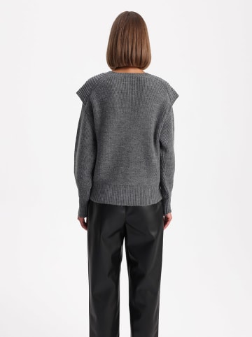 BGN Sweter w kolorze szarym