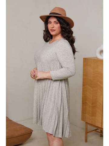 Curvy Lady Sukienka w kolorze szarym