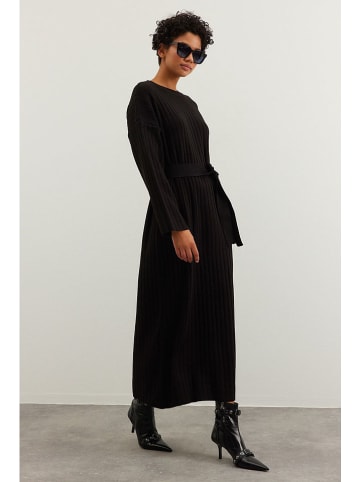 trendyol Kleid in Schwarz