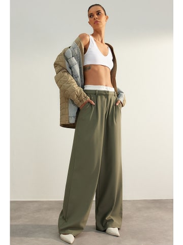 trendyol Marlenehose in Grün