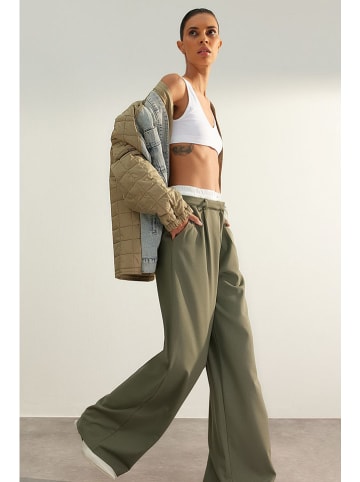 trendyol Marlenehose in Grün