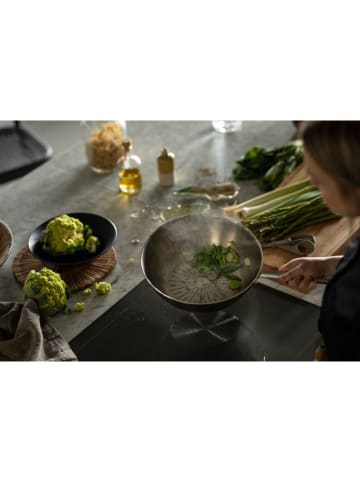Fiskars Patelnia wok w kolorze srebrnym - Ø 28 cm